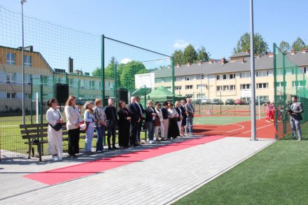 Nowe boisko przy ZSGH w Wiśle oficjalnie otwarte. Źródło: Powiat Cieszyn